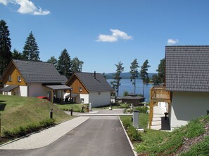 Himmel, Wolke, Pflanze, Gebäude, Eigentum, Strassenbelag, Baum, Haus, Grundstueck, Fenster