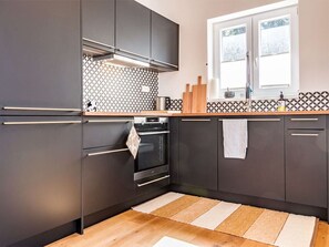 Cabinetry, Countertop, Spüle, Küche, Herd, Holz, Haushaltsgerät, Küchengerät, Flooring, Interior Design