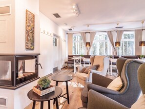 Möbel, Eigentum, Bilderrahmen, Couch, Tabelle, Interior Design, Holz, Zimmerpflanze, Wohnzimmer, Komfort