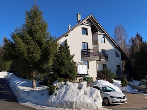 Eigentum, Himmel, Tabelle, Holz, Schatten, Fussboden, Gartenmöbel, Stuhl, Flooring, Holzbeize