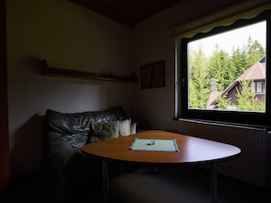 Tabelle, Möbel, Gebäude, Fenster, Holz, Komfort, Schatten, Interior Design, Flooring, Wohnzimmer