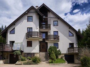 Pflanze, Wolke, Himmel, Gebäude, Fenster, Haus, Grundstueck, Urban Design, Baum