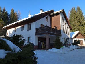 Eigentum, Himmel, Tabelle, Holz, Schatten, Fussboden, Gartenmöbel, Stuhl, Flooring, Holzbeize