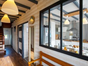 Fenster, Gebäude, Holz, Interior Design, Schatten, Fussboden, Wohnzimmer, Grundeigentum, Decke, Haus