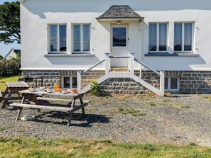 Fenster, Gebäude, Tür, Pflanze, Haus, Himmel, Grundstueck, Schatten, Gartenmöbel, Hütte
