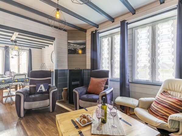 Möbel, Eigentum, Fenster, Tabelle, Holz, Bilderrahmen, Interior Design, Beleuchtung, Die Architektur, Schatten