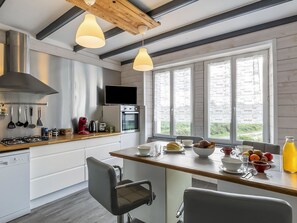 Möbel, Eigentum, Cabinetry, Countertop, Gebäude, Küche, Stuhl, Fenster, Beleuchtung, Interior Design