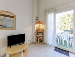 Spiegel, Eigentum, Möbel, Fernsehen, Interior Design, Holz, Fussboden, Regale, Wohnzimmer, Haushaltsgerät