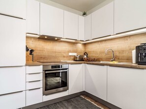 Cabinetry, Countertop, Eigentum, Herd, Zapfhahn, Sinken, Spüle, Gebäude, Küche, Holz