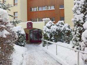 Neige, Bâtiment, Plante, Fenêtre, Arbre, Biome, Zone Résidentielle, Espace Public, Quartier, Gelé