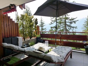Propriété, Bâtiment, Ombre, Bois, Ciel, Architecture, Arbre, Mobilier De Jardin, Confort, Salon
