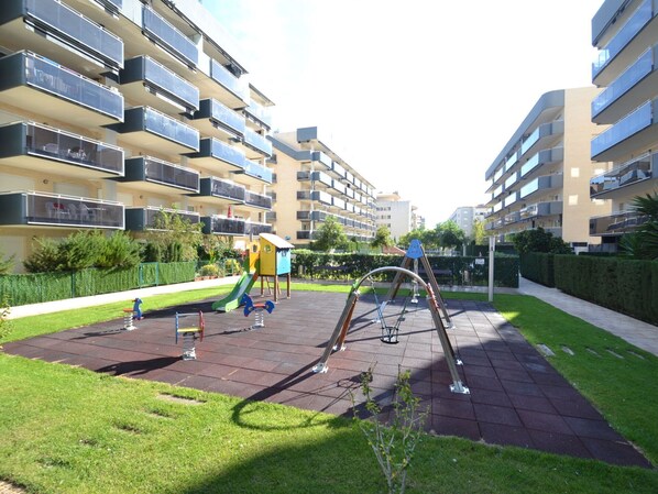 Pflanze, Himmel, Wasser, Eigentum, Gebäude, Azurblau, Baum, Schwimmbad, Urban Design, Arecales