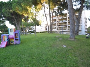 Plante, Bâtiment, Arbre, Herbe, Lot Terre, Ciel, Loisir, Design Urbain, Ombre, Été