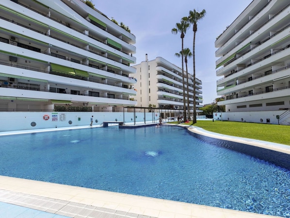 L'Eau, Ciel, BĂątiment, Jour, PropriĂ©tĂ©, FenĂȘtre, Piscine, Bleu Azur, Architecture, Design Urbain
