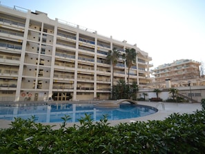 Water, Building, Plant, Sky, Window, Urban Design, Condominium, Tower Block, Leisure, Swimming Pool