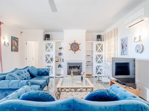 Möbel, Couch, Interior Design, Flooring, Wohnzimmer, Fussboden, Wohnung, Decke, Zuhause