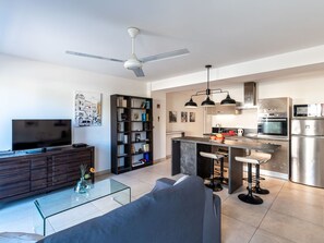Plante, Ciel, L'Eau, Propriété, Bâtiment, Bleu Azur, Arbre, Piscine, Design Urbain, Arecales