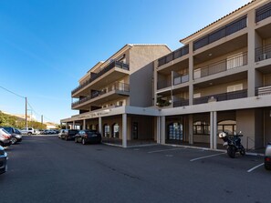 Plante, Ciel, L'Eau, Propriété, Bâtiment, Bleu Azur, Arbre, Piscine, Design Urbain, Arecales