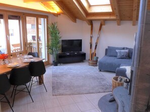 Table, Property, Furniture, Couch, Wood, Interior Design, Living Room, Floor, Houseplant, Plant