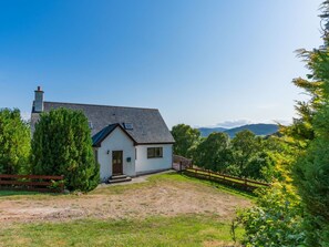 Plant, Sky, Building, Property, Window, Natural Landscape, House, Tree, Land Lot, Grass