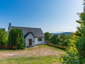 Pflanze, Himmel, Gebäude, Eigentum, Fenster, Natürliche Landschaft, Haus, Baum, Grundstueck, Gras