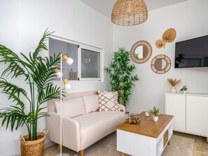 Couch, Pflanze, Möbel, Eigentum, Beleuchtung, Zimmerpflanze, Interior Design, Wohnzimmer, Gelb, Fussboden
