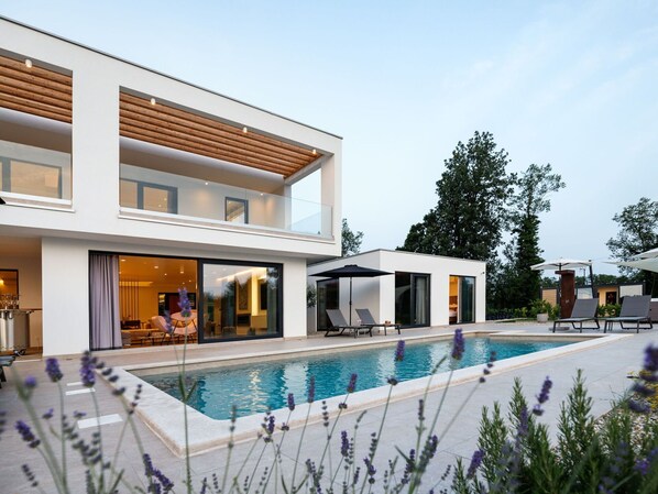 Sky, Water, Property, Plant, Building, Swimming Pool, Window, Shade, Leisure, Tree