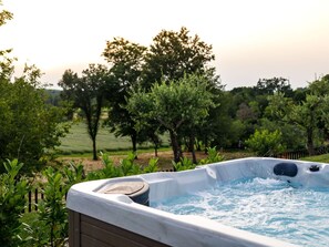 Water, Plant, Sky, Plant Community, Natural Landscape, Tree, Grass, Leisure, Shade, Landscape