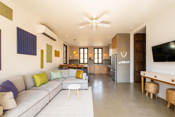 Spacious living area, flat screen TV