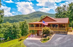 "Beautiful and well equipped cabin with spectacular views." -Michael