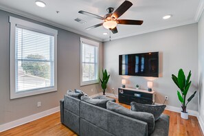 Living Room | Full Sleeper Sofa | Smart TV | Central A/C