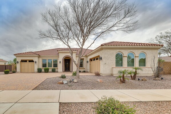 Queen Creek Vacation Rental | 3BR | 3.5BA | 1 Step to Enter | 3,416 Sq Ft