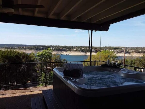 180 Degree views of Lake Travis from the 4 person hot tub!