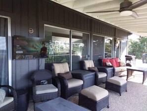 2nd story patio with seating for 21 people (sofa, loungers,comfy chairs& 3 table