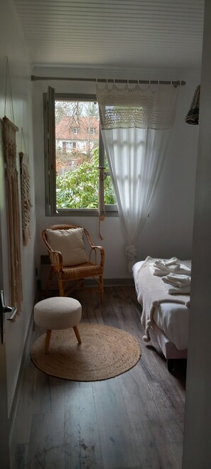 chambre avec fenêtre sur terrasse  