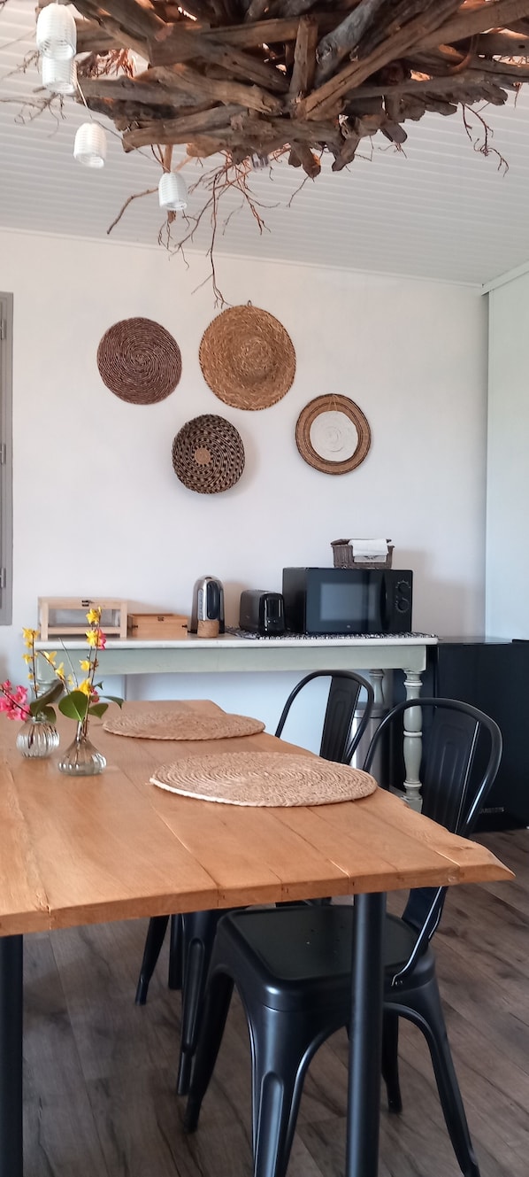 pièce a vivre de la chambre d'hôtes: table ,desserte..