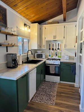 Full kitchen, including a dishwasher!