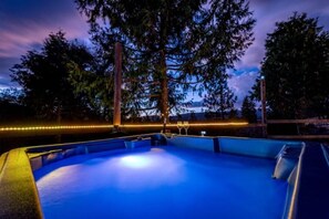 New hot tub that can seat 4-6 people. Enjoy the night starry sky