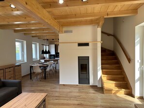Meubles, Bois, Bâtiment, Escaliers, Table, Sol, Sol, Design Intérieur, Faisceau, Salle