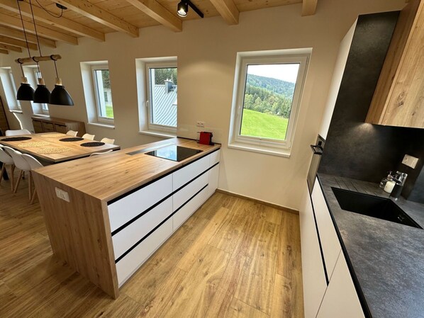 Propriété, Fenêtre, Bois, Design Intérieur, Sol, Table, Sol, Cabinetry, Tache De Bois