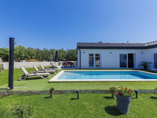 Plante, Ciel, Fenêtre, Bâtiment, Piscine, Ombre, Arbre, Herbe, Loisir, Rectangle
