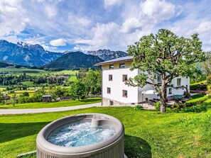 Himmel, Wolke, Wasser, Pflanze, Grün, Fenster, Natürliche Landschaft, Azurblau, Berg, Gebäude