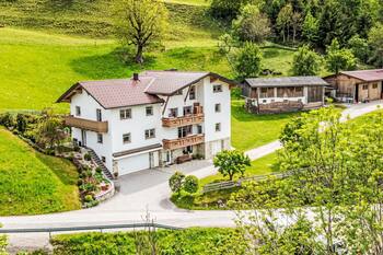 Beautiful apartment for 8 people with hot tub, WIFI, TV and patio