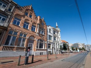 Himmel, Gebäude, Fenster, Strassenlicht, Strassenbelag, Urban Design, Nachbarschaft, Baum, Wohngebiet, Fassade