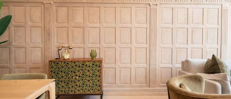 Eigentum, Möbel, Cabinetry, Pflanze, Holz, Schublade, Tabelle, Kommode, Flooring, Fussboden