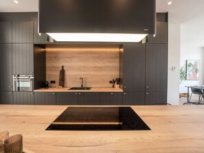 Cabinetry, Bâtiment, Meubles, Comptoir, Cuisine, Bois, Sol, Chaise, Design Intérieur, Salon