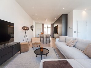Table, Canapé, Meubles, Bâtiment, Confort, Cadre, Éclairage, Design Intérieur, Architecture, Sol