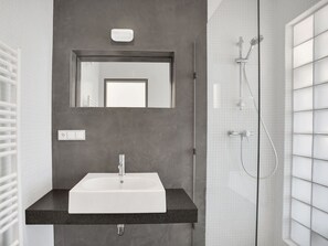 Sink, Tap, Property, Plumbing Fixture, Mirror, Bathroom Sink, Bathroom, Rectangle, Building