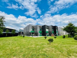 Cloud, Sky, Plant, Building, Tree, Natural Landscape, Land Lot, Grass, Urban Design, Grassland
