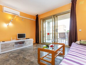 Möbel, Gebäude, Komfort, Tabelle, Holz, Fenster, Interior Design, Gelb, Fussboden, Wohnzimmer
